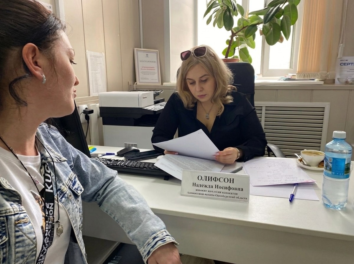 Адвокат Олифсон изучает документы клиента на консультации