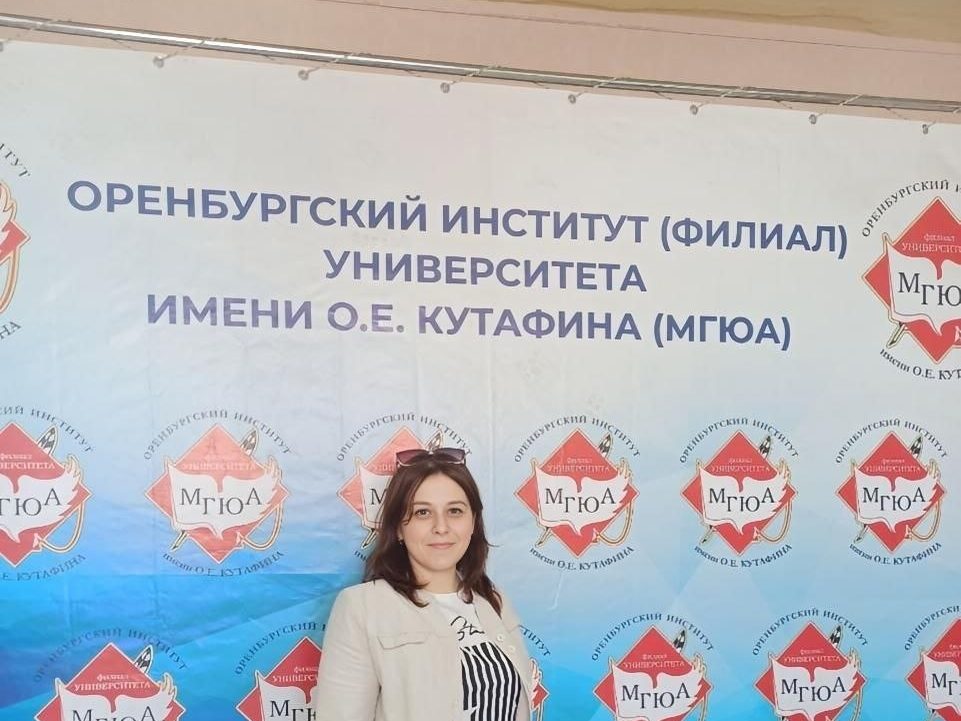 Адвокат Олифсон у стенда Оренбургского института МГЮА имени О. Е. Кутафина